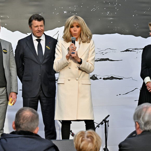 Le sélectionneur de l'équipe de France de football, Didier Deschamps (parrain de l'opération Pièces Jaunes), le maire de Nice, Christian Estrosi, la Première dame française, Brigitte Macron (présidente de la Fondation Hôpitaux de Paris-Hôpitaux de France) et Laura Tenoudji Estrosi - Lancement de l'édition 2023 de l'opération de collecte de fonds "Pièces Jaunes", destinée à améliorer la vie des enfants hospitalisés, au Jardin Albert 1er, à Nice, France, le 11 janvier 2023. © Bruno Bebert/Bestimage