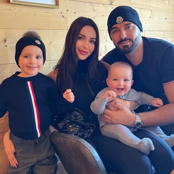 Nabilla Benattia et Thomas Vergara avec leurs fils Milann et Leyann à Megève, février 2023