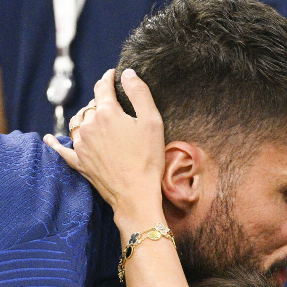 GIROUD Olivier (FRA) embrassant sa femme Jennifer - People et joueurs en famille dans les tribunes lors du match de demi-finale "France - Maroc" lors de la Coupe du Monde 2022 au Qatar (FIFA World Cup Qatar 2022). © JB Autissier / Panoramic / Bestimage 