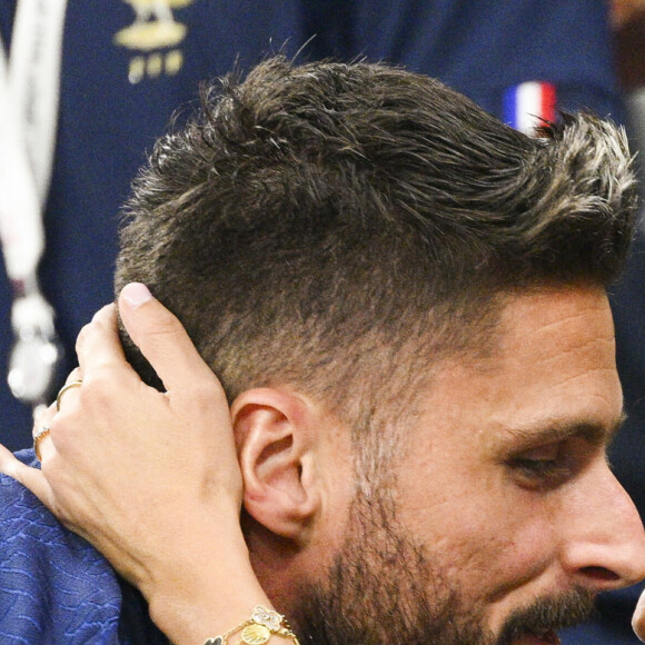 GIROUD Olivier (FRA) embrassant sa femme Jennifer - People et joueurs en famille dans les tribunes lors du match de demi-finale "France - Maroc" lors de la Coupe du Monde 2022 au Qatar (FIFA World Cup Qatar 2022). © JB Autissier / Panoramic / Bestimage 