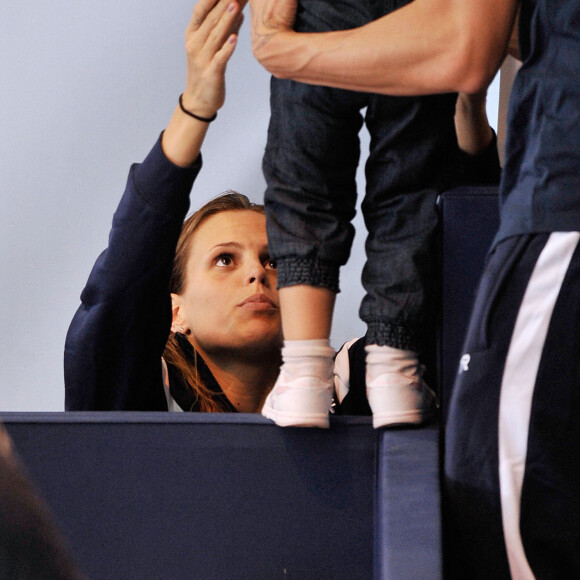 Laure Manaudou, Frederick Bousquet et leur fille Manon - Laure Manaudou s'est offert sa première medaille internationale depuis quatre ans en remportant l'argent sur le 100 m dos à l'Euro-2012 en petit bassin. Chartres, le 23 novembre 2012.