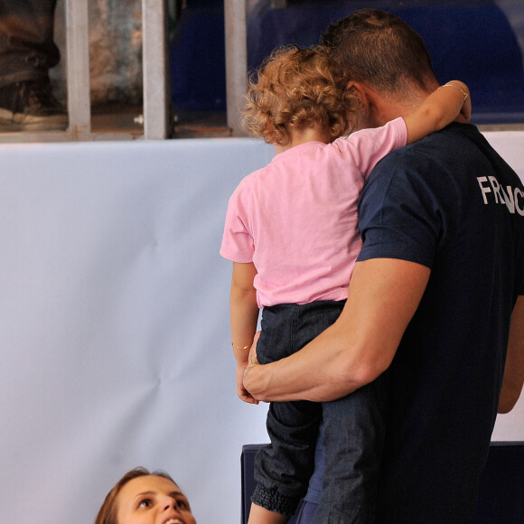 Laure Manaudou, Frederick Bousquet et leur fille Manon - Laure Manaudou s'est offert sa première medaille internationale depuis quatre ans en remportant l'argent sur le 100 m dos à l'Euro-2012 en petit bassin. Chartres, le 23 novembre 2012.