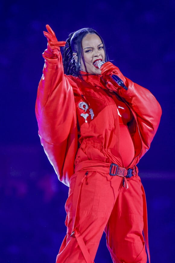 Rihanna sur scène lors du "Halftime Show" du Super Bowl le 12 février 2023 au State Farm Stadium de Glendale (Arizona) : la star a dévoilé être enceinte pour la seconde fois !