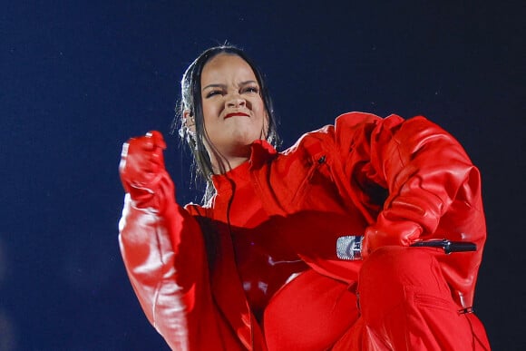 Rihanna sur scène lors du "Halftime Show" du Super Bowl le 12 février 2023 au State Farm Stadium de Glendale (Arizona)