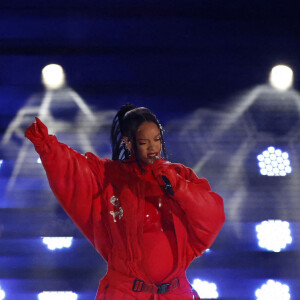 Rihanna (enceinte de son deuxième enfant) est en concert lors de la mi-temps du Super Bowl 57 à Glendale le 12 février 2023. © Charles Baus/CSM via ZUMA Press Wire / Bestimage