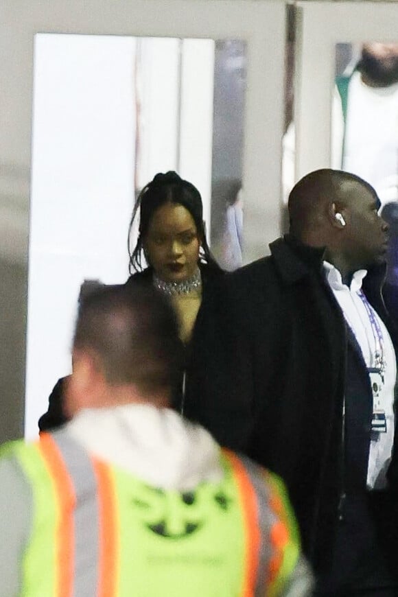 Exclusif - Rihanna (enceinte de son deuxième enfant) quitte la finale du Super Bowl 57 à Glendale