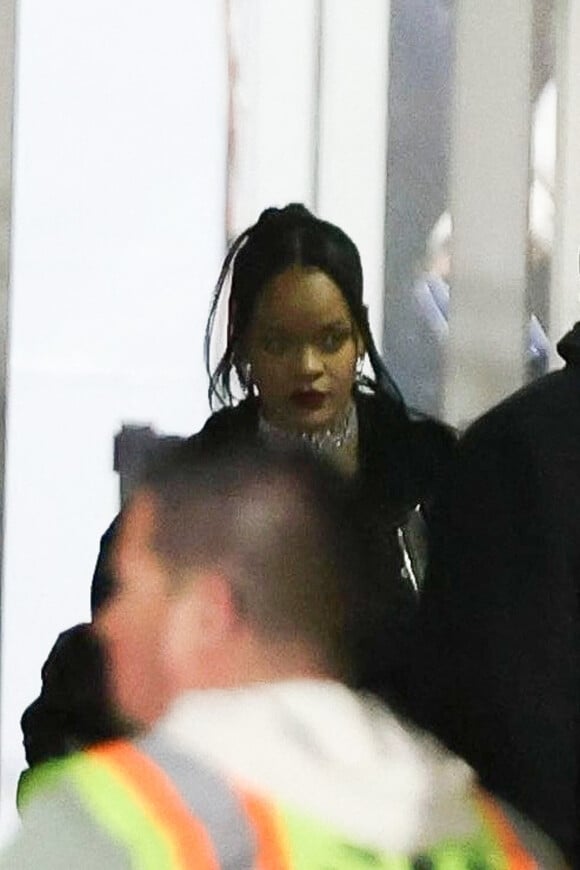 Exclusif - Rihanna (enceinte de son deuxième enfant) quitte la finale du Super Bowl 57 à Glendale le 12 février 2023.