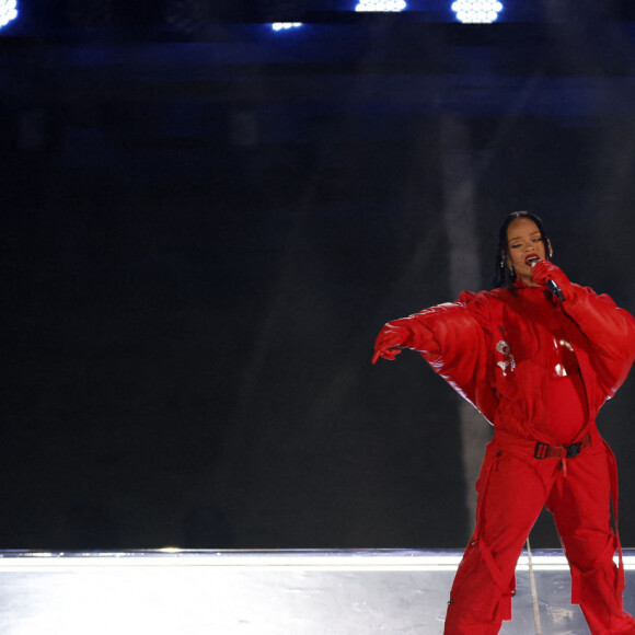 Rihanna (enceinte de son deuxième enfant) est en concert lors de la mi-temps du Super Bowl 57 à Glendale le 12 février 2023. © Charles Baus/CSM via ZUMA Press Wire / Bestimage