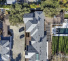 Après de nombreuses recherches, Jennifer Lopez et son mari Ben Affleck ont acheté ce magnifique domaine pour 34,5 millions de dollars à Pacific Palisades, quartier de Los Angeles. La propriété s'étend sur plus de 4000 mètres carrés.