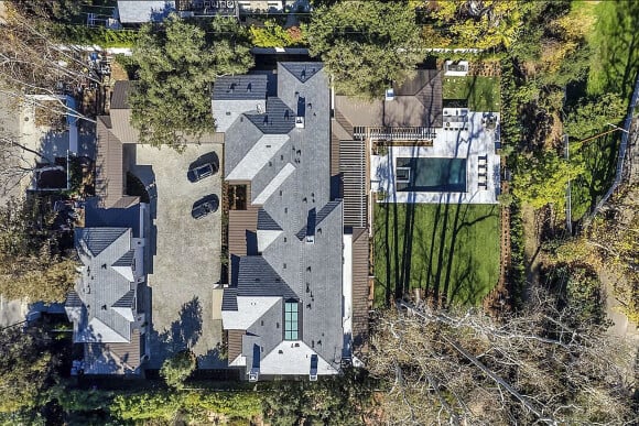 Après de nombreuses recherches, Jennifer Lopez et son mari Ben Affleck ont acheté ce magnifique domaine pour 34,5 millions de dollars à Pacific Palisades, quartier de Los Angeles. La propriété s'étend sur plus de 4000 mètres carrés.