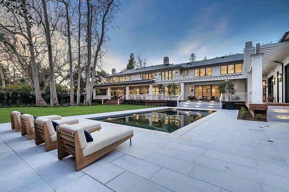 Après de nombreuses recherches, Jennifer Lopez et son mari Ben Affleck ont acheté ce magnifique domaine pour 34,5 millions de dollars à Pacific Palisades, quartier de Los Angeles. Ils ont choisi l'incontournable quartier des stars.