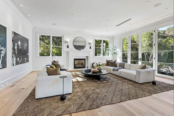 Après de nombreuses recherches, Jennifer Lopez et son mari Ben Affleck ont acheté ce magnifique domaine pour 34,5 millions de dollars à Pacific Palisades, quartier de Los Angeles.