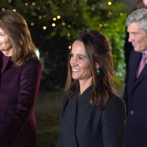 Pippa Middleton avec ses parents Carole et Michael assiste au service de chant communautaire Together At Christmas à l'abbaye de Westminster, à Londrtes, Royaume Uni, le 8 décembre 2021. 