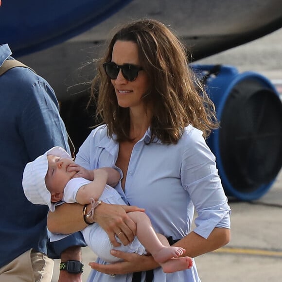 Exclusif - Pippa Middleton, son mari James Matthews, leur fils Arthur et toute la famille Middleton, dont les parents de Pippa, Carole et Michael, son frère James et sa compagne Alizee Thevenet, quittent Saint-Barthélemy. C'est la fin des vacances. Le 8 janvier 2019 