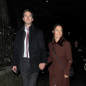 Pippa Middleton (qui porte une robe Kate Spade à 295 livres) et son mari James Matthews - La famille Middleton à la sortie de l'église St Luke à Londres. Le 4 décembre 2018 