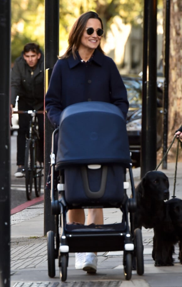 Exclusif - Pippa Middleton promène son fils avec ses deux chiens à Londres le 23 octobre 2018. 