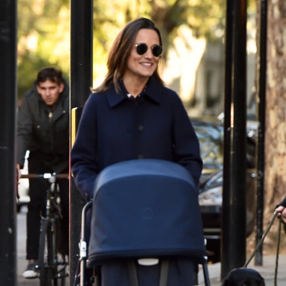 Exclusif - Pippa Middleton promène son fils avec ses deux chiens à Londres le 23 octobre 2018. 