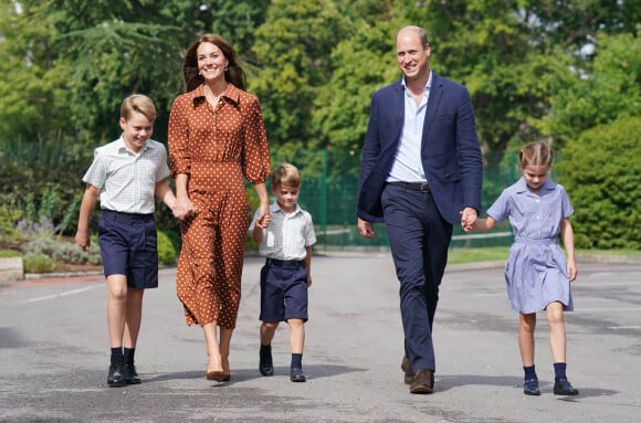 Le prince William, duc de Cambridge et Catherine Kate Middleton, duchesse de Cambridge accompagnent leurs enfants George, Charlotte et Louis à l'école Lambrook le 7 septembre 2022. 