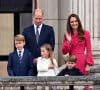 Info - Kate et William quittent le palais de Kensington pour s'installer au cottage Adelaide plus proche d'Elizabeth II - le prince William, duc de Cambridge, Catherine Kate Middleton, duchesse de Cambridge et leurs enfants le prince George, la princesse Charlotte et le prince Louis - La famille royale regarde la grande parade qui clôture les festivités du jubilé de platine de la reine à Londres le 5 juin 2022. 