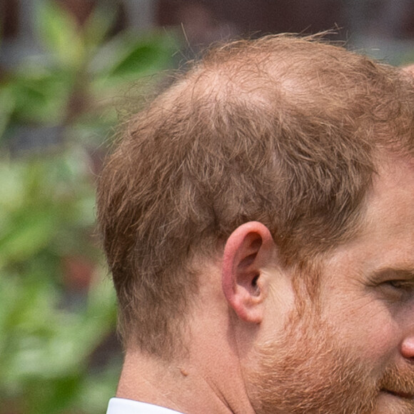 Le prince William, duc de Cambridge, et son frère Le prince Harry, duc de Sussex, se retrouvent à l'inauguration de la statue de leur mère, la princesse Diana dans les jardins de Kensington Palace à Londres, Royaume Uni, le 1er juillet 2021. Ce jour-là, la princesse Diana aurait fêté son 60 ème anniversaire. 