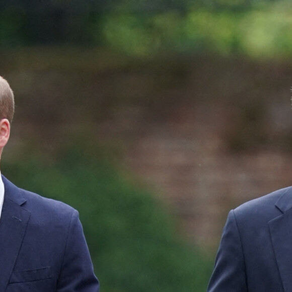 Le prince William, duc de Cambridge, et son frère Le prince Harry, duc de Sussex, se retrouvent à l'inauguration de la statue de leur mère, la princesse Diana dans les jardins de Kensington Palace à Londres, le 1er juillet 2021. Ce jour-là, la princesse Diana aurait fêté son 60 ème anniversaire. 