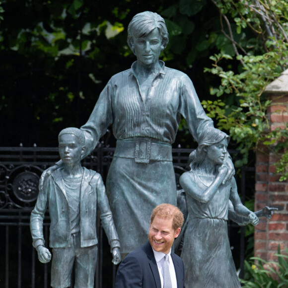 Le prince William, duc de Cambridge, et son frère Le prince Harry, duc de Sussex, se retrouvent à l'inauguration de la statue de leur mère, la princesse Diana dans les jardins de Kensington Palace à Londres, le 1er juillet 2021. Ce jour-là, la princesse Diana aurait fêté son 60 ème anniversaire. 