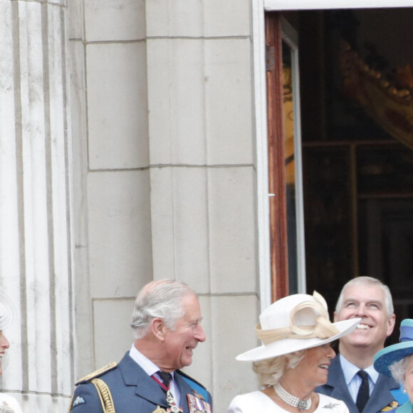 La comtesse Sophie de Wessex, le prince Charles, Camilla Parker Bowles, duchesse de Cornouailles, la reine Elisabeth II d'Angleterre, Meghan Markle, duchesse de Sussex (habillée en Dior Haute Couture par Maria Grazia Chiuri), le prince Harry, duc de Sussex, le prince William, duc de Cambridge, Kate Catherine Middleton, duchesse de Cambridge - La famille royale d'Angleterre lors de la parade aérienne de la RAF pour le centième anniversaire au palais de Buckingham à Londres. Le 10 juillet 2018 