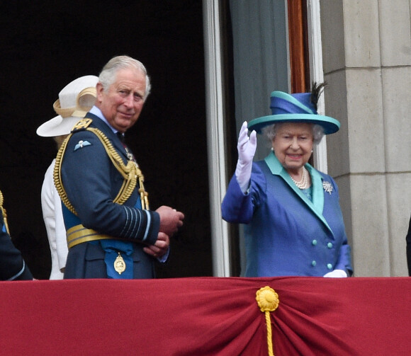 Le prince Charles, Camilla Parker Bowles, duchesse de Cornouailles, la reine Elisabeth II d'Angleterre - La famille royale d'Angleterre lors de la parade aérienne de la RAF pour le centième anniversaire au palais de Buckingham à Londres. Le 10 juillet 2018 