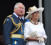 Le fils cadet de la famille aurait, selon eux, annoncé des exigences à respecter avant de confirmer sa venue au couronnement. 
Le prince Charles, Camilla Parker Bowles, duchesse de Cornouailles - La famille royale d'Angleterre lors de la parade aérienne de la RAF pour le centième anniversaire au palais de Buckingham à Londres. Le 10 juillet 2018 