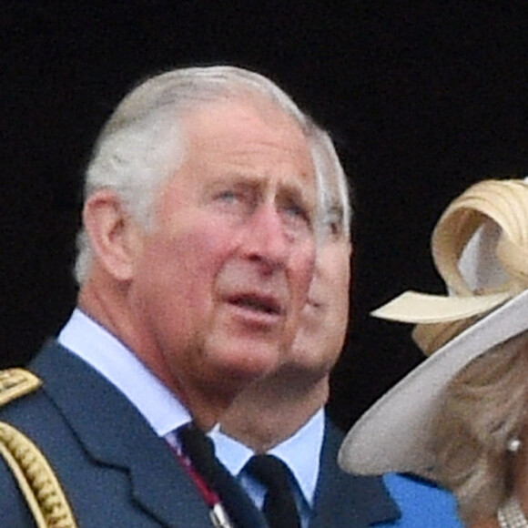 Le fils cadet de la famille aurait, selon eux, annoncé des exigences à respecter avant de confirmer sa venue au couronnement. 
Le prince Charles, Camilla Parker Bowles, duchesse de Cornouailles - La famille royale d'Angleterre lors de la parade aérienne de la RAF pour le centième anniversaire au palais de Buckingham à Londres. Le 10 juillet 2018 