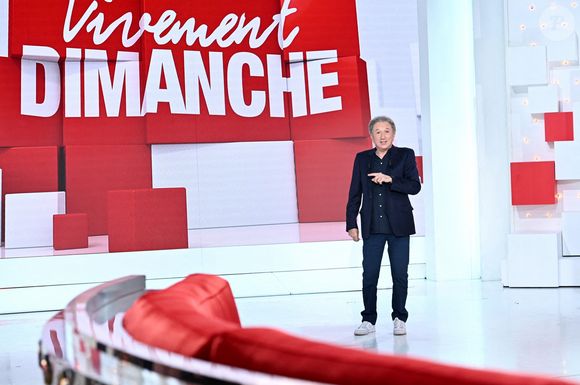 Exclusif - Michel Drucker - Enregistrement de l'émission "Vivement Dimanche" au Studio Gabriel, présentée par M.Drucker, et diffusée sur France 3, de 13h30 à 15h, le 28 août © Guillaume Gaffiot / Bestimage