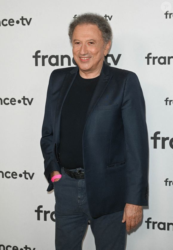 Michel Drucker au photocall pour la conférence de presse de rentrée de France TV à la Grande Halle de la Villette à Paris, France, le 6 juillet 2022. © Coadic Guirec/Bestimage