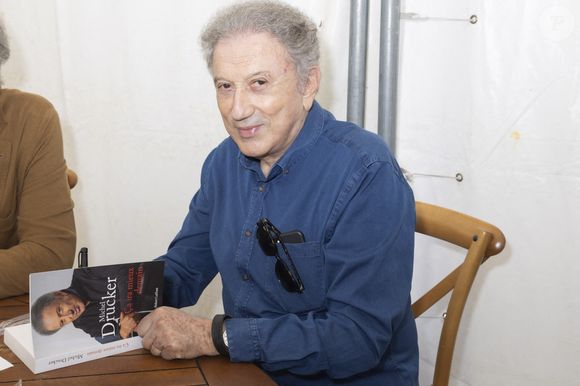 Exclusif - Michel Drucker - Festival des Livres et des Artistes organisé par l'association "Lecture pour Tous" engagée dans la lutte contre l'illettrisme au Mail Branly à Paris le2 juillet 2022. © Pierre Perusseau/ Jack Tribeca / Bestimage