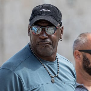 Michael Jordan aurait entamé une relation extra-conjugale avec une certaine Karla Knafel en 1989.
Michael Jordan et sa femme Yvette Prieto avec leurs gardes du corps se baladent dans la rue Stradun à Dubrovnik, Croatie, le 27 août 2021.