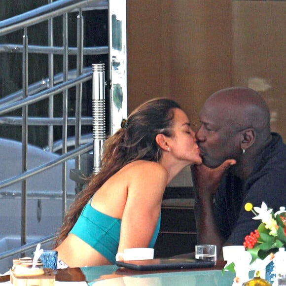 Michael Jordan prend un petit déjeuner en tête à tête avec sa femme Yvette Prieto à bord du yacht O'Pari amarré à Sibenik en Croatie le 24 août 2021. Après cette pause tendresse, les femmes du bord mettent pied à terre tandis que Michael reste à bord.