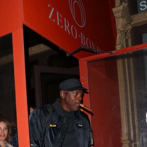 Michael Jordan fume un cigare à la sortie du club "social Zero Bond" à New York le 4 avril 2022.