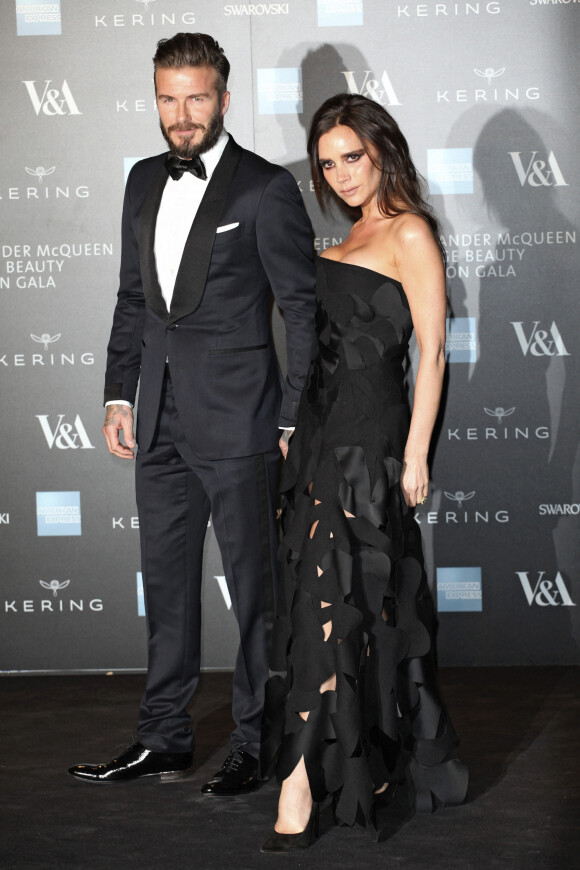 David Beckham et sa femme Victoria Beckham au Photocall du gala "Alexander McQueen : Savage Beauty" au Victoria and Albert Museum à Londres, le 12 mars 2015.