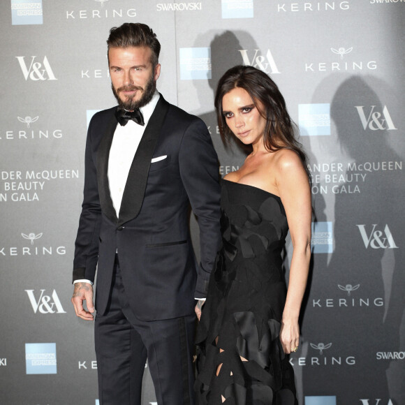 David Beckham et sa femme Victoria Beckham au Photocall du gala "Alexander McQueen : Savage Beauty" au Victoria and Albert Museum à Londres, le 12 mars 2015.