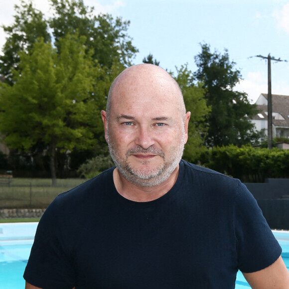 La situation les a beaucoup amusé et ils ont décidé de la partager sur Instagram.
Exclusif - Prix Spécial - Sébastien Cauet pose au bord de la piscine municipale - L'animateur radio de NRJ, Sébastien Cauet retourne à Marle (Aisne), sa ville natale, et inaugure la piscine municipale qui porte son nom le 11 juin 2022. Cette journée "Cauet made in Marle" était l'occasion pour le comité des fêtes et l'animateur d'inaugurer le 1er salon international des jeux de café. © Claude Dubourg/Bestimage