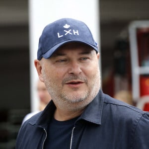 Finalement, ils sont quand même allés au restaurant en chaussons.
Exclusif - Prix Spécial - Sébastien Cauet - L'animateur radio de NRJ, Sébastien Cauet retourne à Marle (Aisne), sa ville natale, et inaugure la piscine municipale qui porte son nom le 11 juin 2022. Cette journée "Cauet made in Marle" était l'occasion pour le comité des fêtes et l'animateur d'inaugurer le 1er salon international des jeux de café. © Claude Dubourg/Bestimage