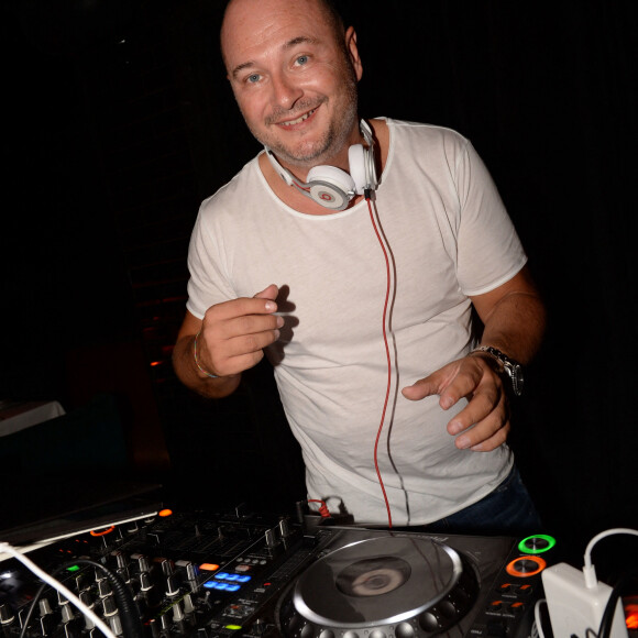 Exclusif - Sébastien Cauet mixe au restaurant "La Gioia" à Paris, le 20 décembre 2017. La radio NRJ vient d'être condamnée à payer une amende d'un million d'euros suite à un canular jugé dégradant, diffusé dans l'émission "C Cauet", animée par l'ancien animateur de la radio. Cauet a en effet quitté NRJ cet été et officie depuis septembre sur Virgin Radio. © Rachid Bellak/Bestimage