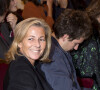 Ce qui témoigne à nouveau du besoin viscéral de Claire Chazal de protéger son fils, aujourd'hui âgé de 28 ans.
Claire Chazal, souriante 24 heures après son départ de chez TF1, avec son fils François à la générale de la pièce de théâtre "Le Mensonge" au théâtre Edouard VII à Paris, le 14 septembre 2015.