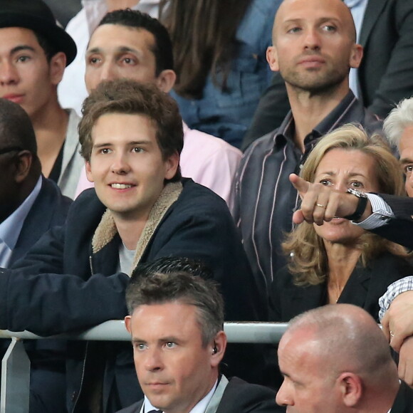 Exclusif - Claire Chazal avec son fils François Poivre d'Arvor et un ami le banquier Christophe de Backer assistent au quart finale de la Ligue des Champions de football au Parc des Princes entre le PSG et le FC Barcelone à Paris le 15 avril 2015. 