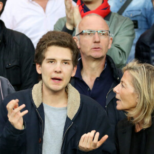 Exclusif - Claire Chazal avec son fils François Poivre d'Arvor et un ami assistent au quart finale de la Ligue des Champions de football au Parc des Princes entre le PSG et le FC Barcelone à Paris le 15 avril 2015. 