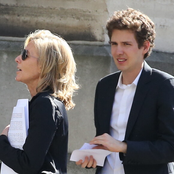 Pour son livre polémique, dont certaines victimes présumées de Patrick Poivre d'Arvor ont contesté les méthodes, Romain Verley a tenté de recueillir le maximum de témoignages de proches.
Claire Chazal et son fils François Poivre d'Arvor - Obsèques de Josette Chazal, la mère de Claire Chazal, en l'église Notre Dame d'Auteuil à Paris
