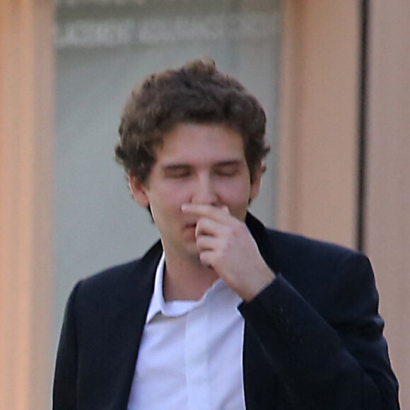 Claire Chazal et son fils François Poivre d'Arvor - Obsèques de Josette Chazal, la mère de Claire Chazal, en l'église Notre Dame d'Auteuil à Paris, le 14 avril 2015. - Obsèques de Josette Chazal, la mère de Claire Chazal, en l'église Notre Dame d'Auteuil à Paris, le 14 avril 2015.