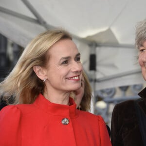 Sandrine Bonnaire et Jacques Higelin - Grand défilé de la Fête des Vendanges à la Mairie du 18ème à Paris, le 11 octobre 2014.