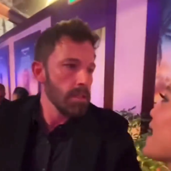 "Qu'on sauve Ben Affleck" : Cette vidéo virale de Ben Affleck et Jennifer Lopez
Jennifer Lopez et Ben Affleck au cours de la soirée de promotion de son nouveau film Mariage en otage.