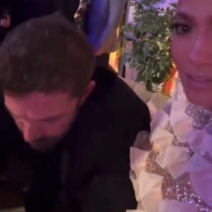 "Qu'on sauve Ben Affleck" : Cette vidéo virale de Ben Affleck et Jennifer Lopez
Jennifer Lopez et Ben Affleck au cours de la soirée de promotion de son nouveau film Mariage en otage.