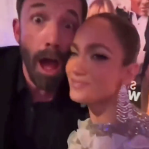 "Qu'on sauve Ben Affleck" : Cette vidéo virale de Ben Affleck et Jennifer Lopez
Jennifer Lopez et Ben Affleck au cours de la soirée de promotion de son nouveau film Mariage en otage.